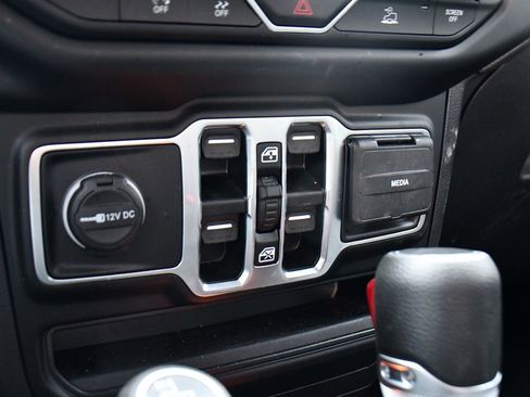 Used 2022 Jeep Gladiator Overland w/ Cold Weather Group image 21