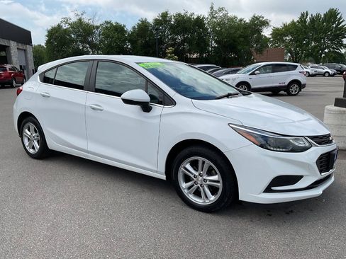 Used 2017 Chevrolet Cruze LT w/ Convenience Package FWD image 10
