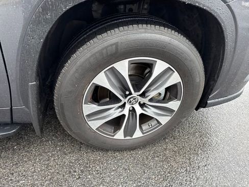 Used 2022 Toyota Highlander XLE image 9