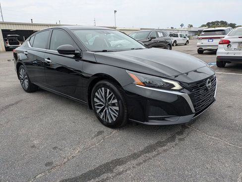 Used 2024 Nissan Altima 2.5 SV FWD image 2