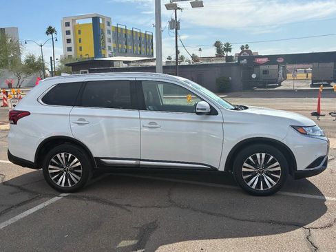 Used 2020 Mitsubishi Outlander LE image 2