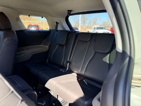 Used 2025 Kia Carnival EX image 27