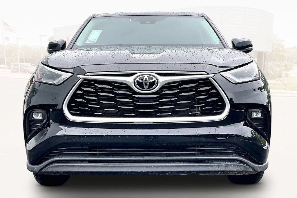 Used 2025 Toyota Highlander LE FWD image 2