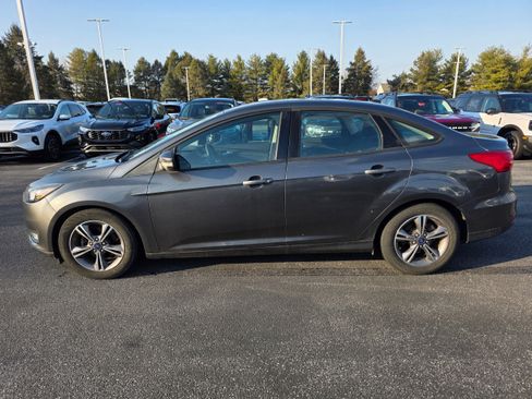 Used 2018 Ford Focus SE w/ SE Appearance Package image 2