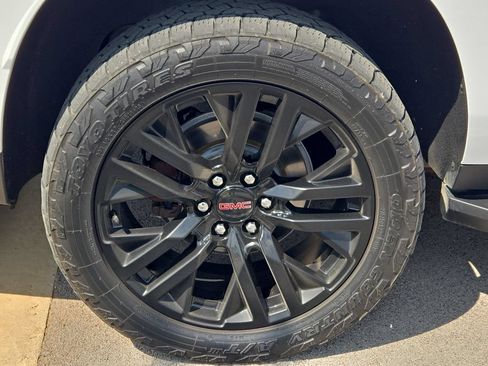 Used 2024 GMC Yukon XL SLT w/ SLT Premium Package AWD/4WD image 5