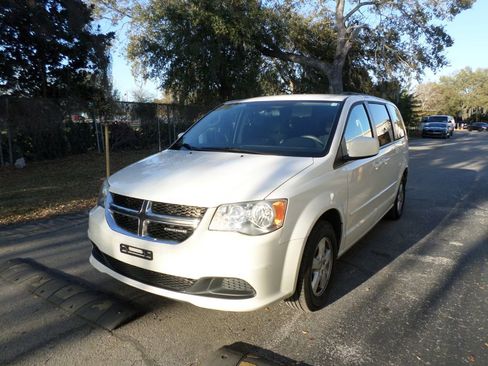 Used 2012 Dodge Grand Caravan SXT image 3