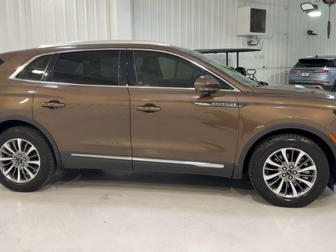 Used 2022 Lincoln Nautilus FWD w/ Premium Package image 2