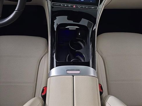 Used 2025 Mercedes-Benz GLC 350e 4MATIC image 23