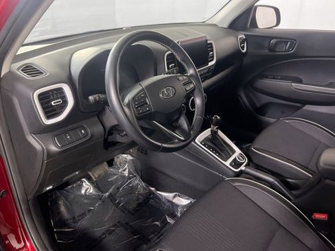 Used 2023 Hyundai Venue Limited image 9