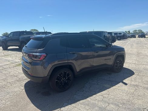 Used 2023 Jeep Compass Latitude w/ Sun and Sound Group AWD/4WD image 6