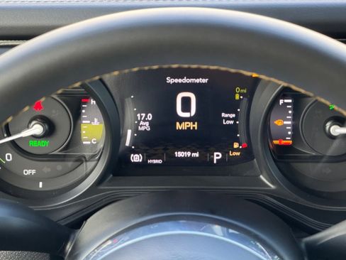 Used 2024 Jeep Wrangler Sahara image 13