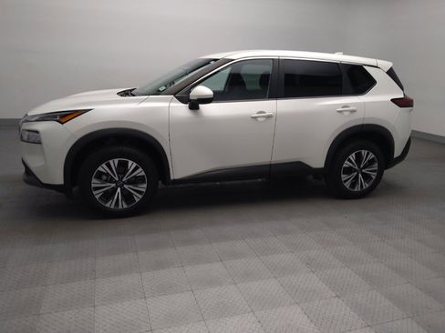 Used 2022 Nissan Rogue SV image 2