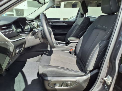 Used 2023 Jeep Grand Cherokee L Laredo image 16