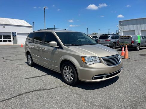 Used 2013 Chrysler Town & Country Touring FWD image 7