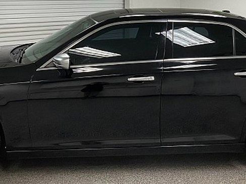 Used 2017 Chrysler 300 C Platinum image 8