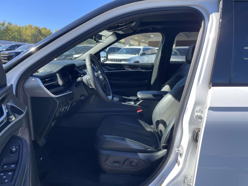 Certified 2023 Jeep Grand Cherokee Trailhawk w/ Advanced Protech Group II AWD/4WD image 28