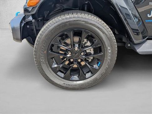 Used 2023 Jeep Wrangler Unlimited Sahara AWD/4WD image 24