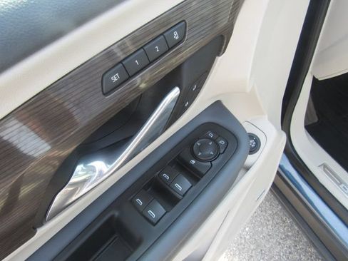 Used 2024 GMC Terrain Denali w/ Denali Premium Package AWD/4WD image 9