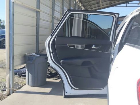 Used 2020 Kia Sorento LX image 29