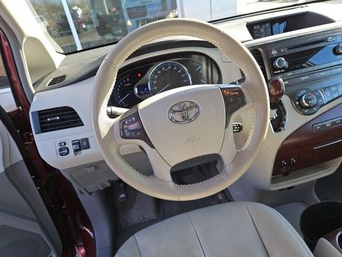 Used 2013 Toyota Sienna XLE image 5