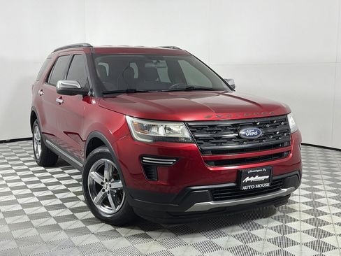 Used 2018 Ford Explorer XLT FWD image 2