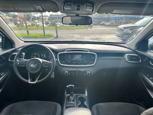 Used 2016 Kia Sorento LX image 9