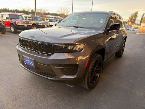 Used 2023 Jeep Grand Cherokee Altitude image 3