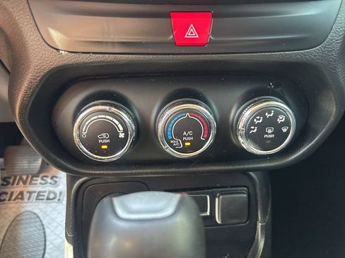 Used 2016 Jeep Renegade Latitude AWD/4WD image 31