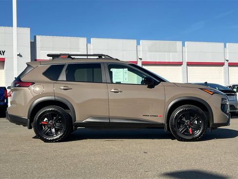 Used 2025 Nissan Rogue SV image 3