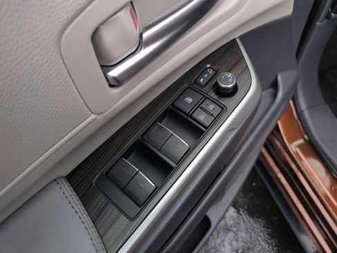 Used 2024 Toyota Sienna Limited image 11