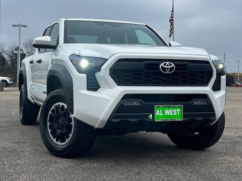 Used 2024 Toyota Tacoma TRD Off-Road image 2