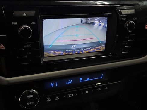 Used 2015 Toyota Corolla LE image 19