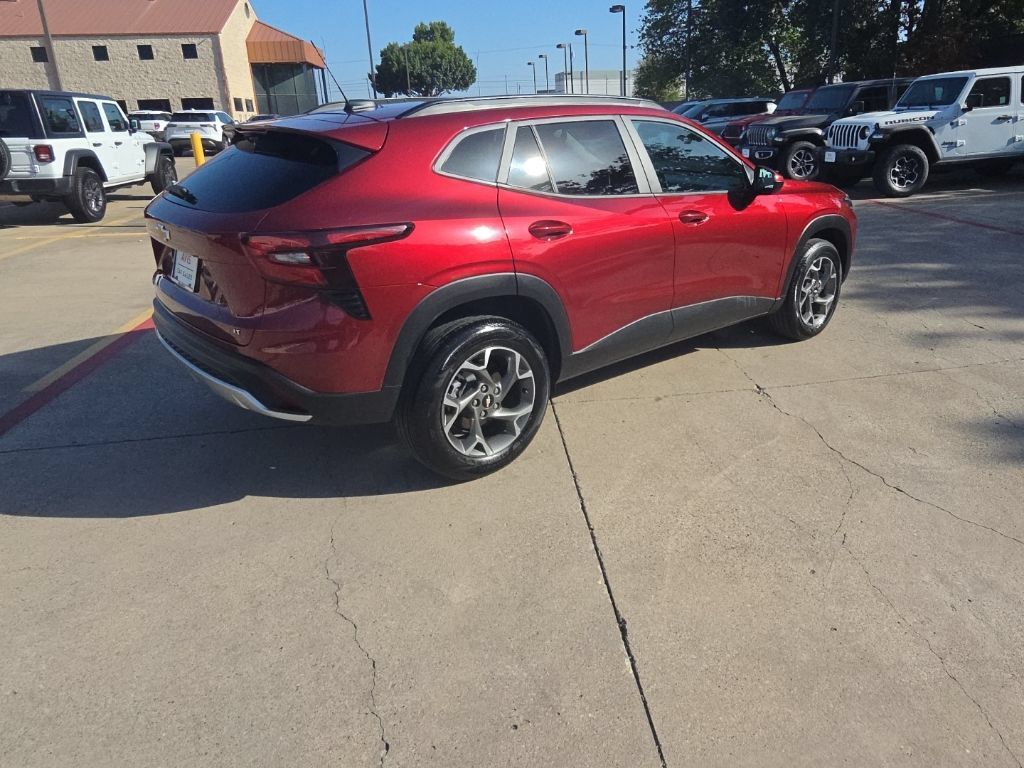 Used 2025 Chevrolet Trax LT w/ LT Convenience Package FWD image 7
