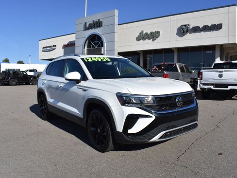 Used 2022 Volkswagen Taos SE image 1