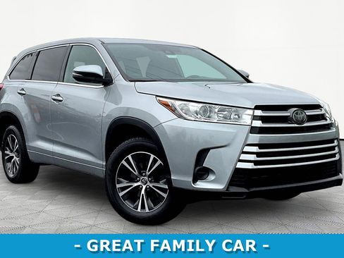Used 2018 Toyota Highlander LE FWD image 3