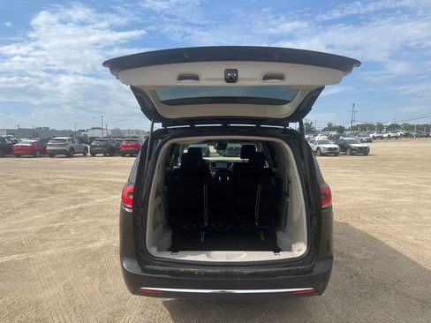 Used 2024 Chrysler Pacifica Touring-L AWD/4WD image 8