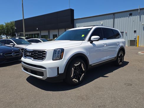 Certified 2024 Kia Telluride S w/ S Sunroof Package AWD/4WD image 4