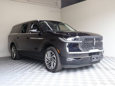 Used 2025 Lincoln Navigator L Reserve AWD/4WD image 6