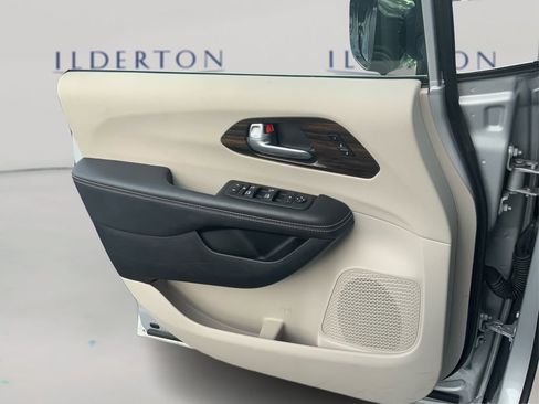 Used 2024 Chrysler Pacifica Limited image 18