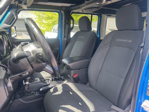 Used 2022 Jeep Wrangler Unlimited Sahara w/ Cold Weather Group AWD/4WD image 15