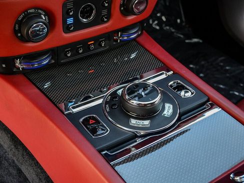 Used 2019 Rolls-Royce Dawn image 32