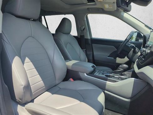 Used 2022 Toyota Highlander XLE AWD/4WD image 28