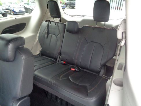 Used 2020 Chrysler Pacifica Touring-L FWD image 23
