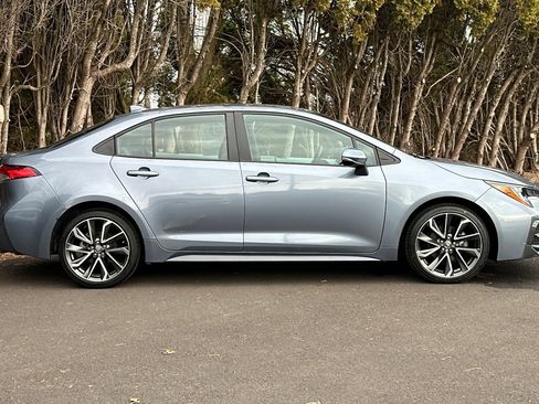 Used 2022 Toyota Corolla SE image 3