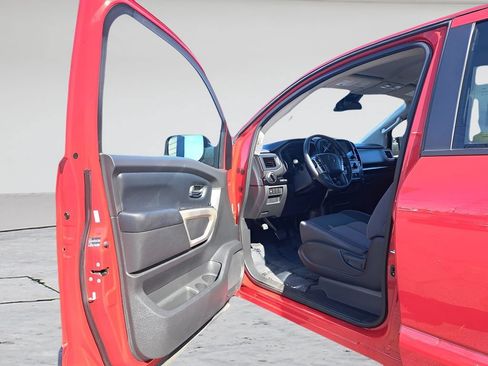 Used 2022 Nissan Titan SV AWD/4WD image 19