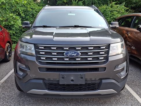 Used 2017 Ford Explorer XLT w/ Equipment Group 202A AWD/4WD image 2