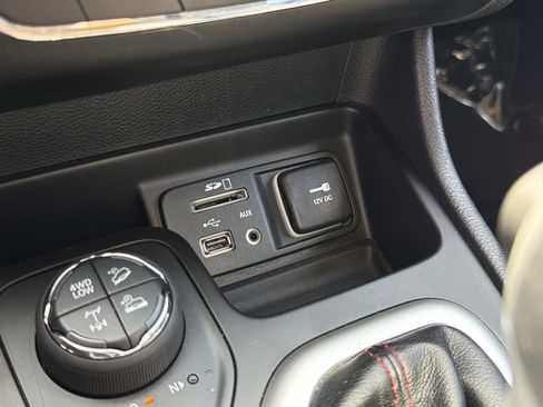 Used 2018 Jeep Cherokee Trailhawk AWD/4WD image 26
