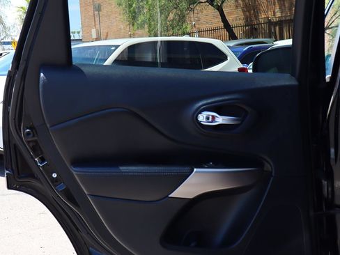 Used 2019 Jeep Cherokee Latitude w/ Popular Appearance Group FWD image 32