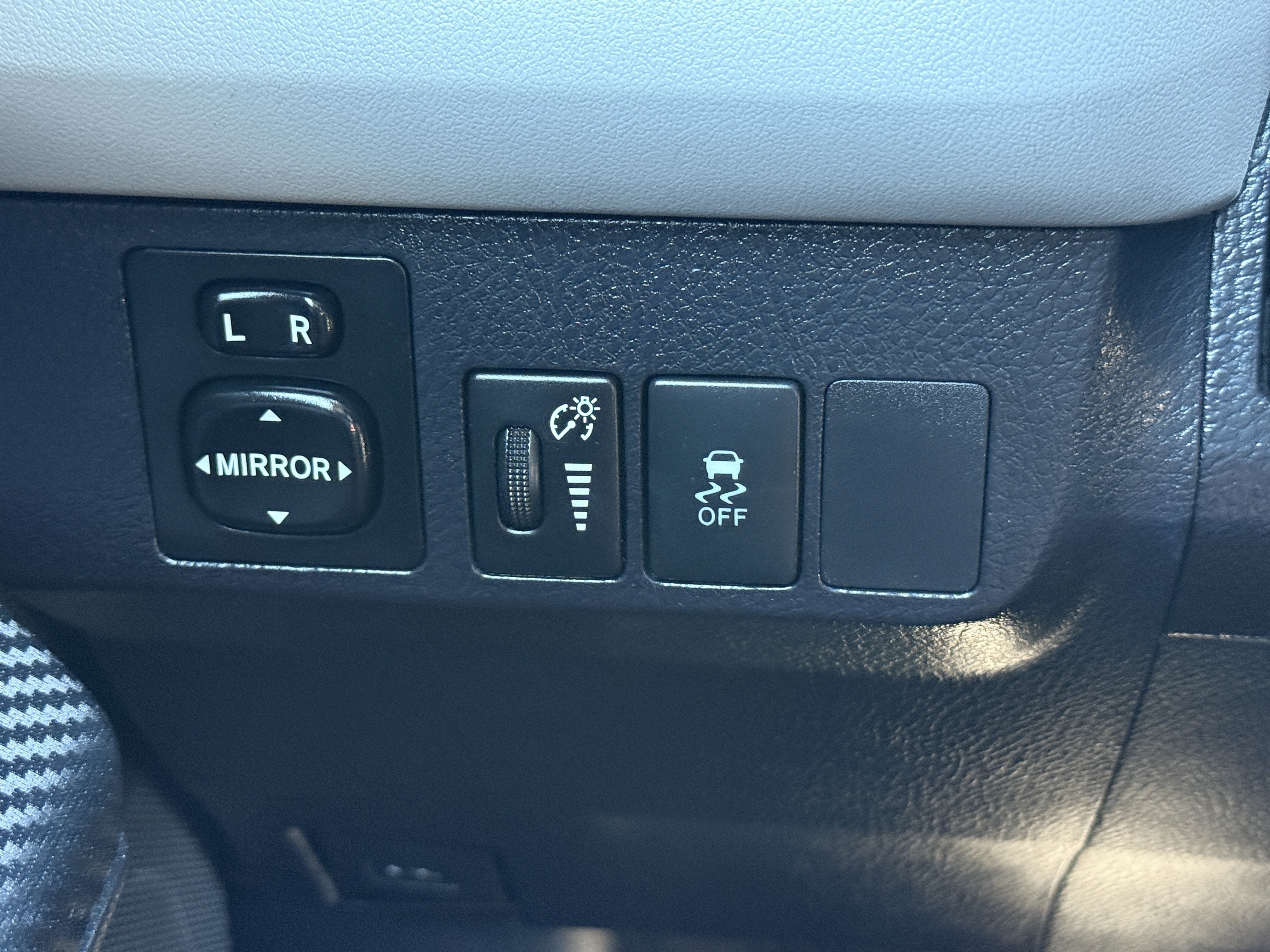 Used 2015 Toyota RAV4 LE AWD/4WD image 22