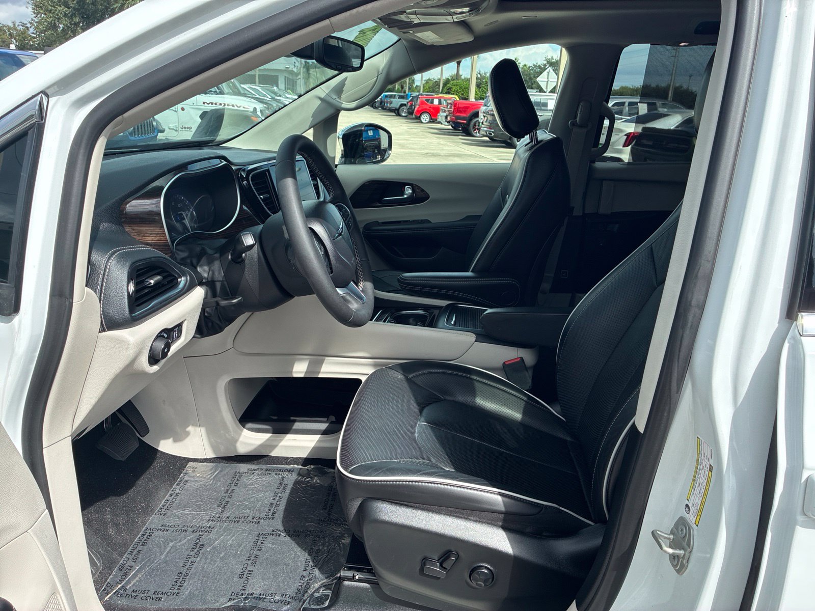 Certified 2023 Chrysler Pacifica Limited AWD/4WD image 9